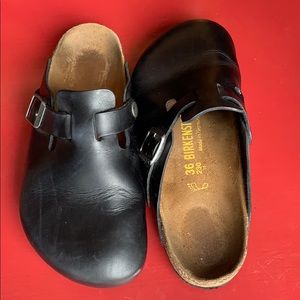 Birkenstock’s clogs. Size 36. Black leather.